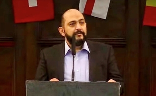 Amir Bazmjou leva o Evangelho aos iranianos através de canal de TV. (Foto: Torch Ministries).