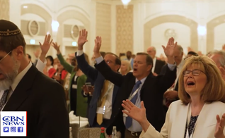 O 7º Café da Manhã de Oração aconteceu no parlamento israelense com líderes de 50 países. (Foto: Reprodução/CBN News).