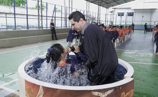 Dulcinéia pregou à detentas com mais de 200 anos de prisão. (Foto: Reprodução/YouTube/Adventistas Amazonas Roraima).