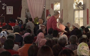 Distribuição de Bíblias na China. (Foto: Captura de tela/Vídeo Bibles for China)
