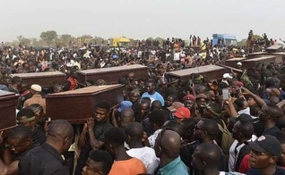 Cristãos participam de funerais em abril de 2019, na Nigéria. (Foto: Reprodução/Intersociety)
