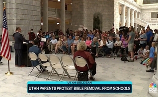 Pais defendem a permanência da Bíblia em bibliotecas de Utah. (Foto: Captura de tela/Vídeo NBC News) 