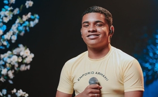  O jovem foi internado em um hospital no RJ após sofrer um acidente de moto elétrica. (Foto: Instagram/Kaiky Mello).