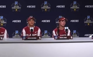 As jogadoras Grace Lyons, Jayda Coleman, Alyssa Brito e a treinadora Patty Gasso. (Foto: Reprodução/Twitter/Ross Lovelace)