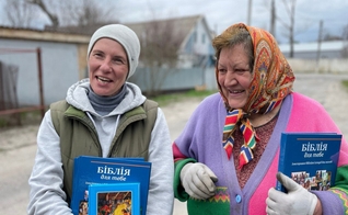 Ucranianas com suas Bíblias. (Foto: Sociedade Bíblica da Ucrânia)