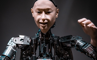 Yuval Harari explica que a IA tem o potencial de criar ideias totalmente novas. (Foto: Unsplash/Maximalfocus)