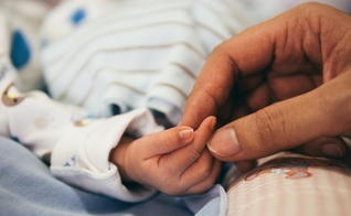 Entre 2020 a 2022, mais de 4 mil bebês foram entregues para a adoção. (Foto: Imagem ilustrativa/Unsplash/Aditya Romansa).