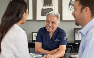 Dr. Contreras em atendimento. (Foto: Reprodução/Instagram/Oasis of Hope-Cancer Treatment)