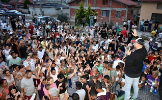 O evangelista Paul Maurer prega em aldeia cigana de Kalekovets, Plovdiv, na Bulgária. (Foto: Instagram/Paul Maurer)