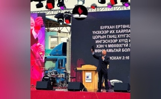 Cristãos locais estão pregando em uma cruzada pelo país. (Foto: Bibles For The World).