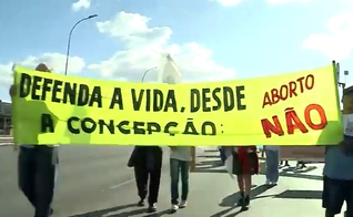 Pessoas levam faixas na 16ª Marcha Nacional da Cidadania pela Vida Contra o Aborto. (Captura de tela/YouTube/Canção Nova)