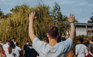 Jovem orando. (Foto: Imagem ilustrativa/Unsplash/S. H. Gue).