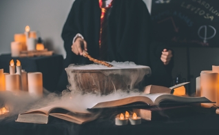 Os alunos estudam conteúdo satânico obrigatório. (Foto: Reprodução/Unsplash/Artem Maltsev)