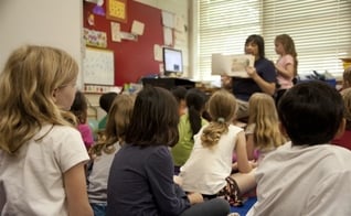 Mãe adotiva quase perde os filhos por ir contra aulas de ideologia de gênero. (Foto representativa: Unsplash/CDC)