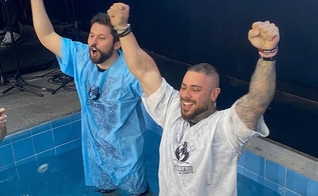 Leo Stronda louva a Deus em seu batismo. (Foto: Reprodução/Instagram/Brunno Fernandes)