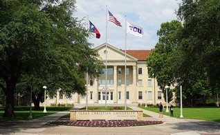 M.E. Sadler Hall no campus da Texas Christian University em Fort Worth, Texas. (Foto: Michael Barera/Creative Commons)