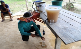 Membro da tribo Hyskariana na Amazônia testando seu filtro. (Foto: Reprodução/Instagram/The Bucket Ministry)