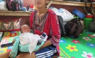 Kuki e seu bebê foram acolhidos em acampamento de deslocados. (Foto: Portas Abertas)