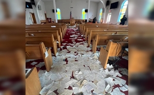 Os criminosos arrancaram a cruz do altar e jogaram as folhas das Bíblias e hinários pelo chão. (Foto: Facebook/Eastport United Methodist Church).