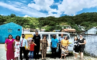 A “KombASA” entrega cestas básicas e roupas para comunidades vulneráveis em Blumenau. (Foto: Reprodução).