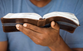 Crianças são doutrinadas a não crer na existência de Deus. (Foto representativa: Yandex)