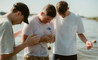 36 pessoas nasceram de novo na praia de Horst. (Foto: Revive).