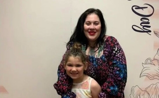 Ivy Schmitz não acreditava em Deus até experimentar a cura de um câncer de garganta. (Foto: Reprodução/Instagram).