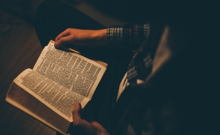 O estudo abordou a população alemã sobre a leitura da Bíblia. (Foto: Reprodução/Unsplash/Priscilla Du Preez)