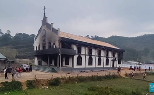 Igreja queimada em Manipur. (Foto: Reprodução/YouTube/CBN News).
