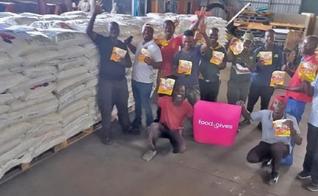 Cristãos em Matabeleland aplaudem a chegada do ePap e se preparam para a distribuição aos crentes necessitados. (Foto: Barnabas Aid)