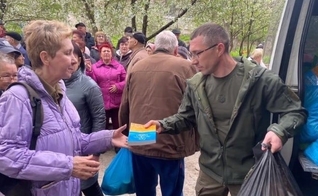 Voluntários da missão distribuem Bíblias à população. (Foto: Reprodução/Samaritan's Purse)