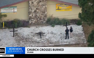 As três cruzes, que ficavam no jardim da Sylmar Christian Fellowship Church, foram encontradas incendiadas. (Foto: Reprodução/KCAL News). 