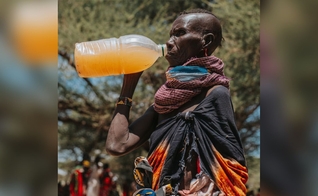 A falta de acesso à água potável e vacinas é uma das causas da doença no país. (Foto: Ilustração/Instagram/The Bucket Ministry)