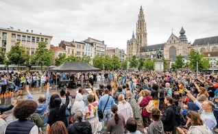O movimento Presence NL reúne centenas de pessoas para adorar a Deus em locais públicos. (Foto: Instagram/Presence NL).