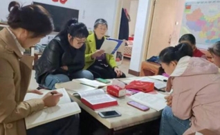 Chineses estudando a Bíblia. (Foto: Reprodução/Bible Society/USB-CP)