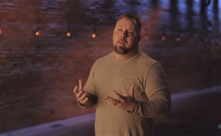 Mike teve um encontro com Jesus após anos de confusão e dúvidas. (Foto: Reprodução/YouTube/I Found The Truth).