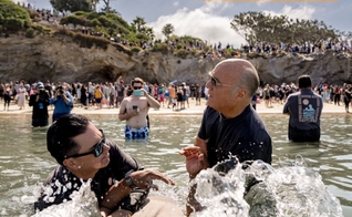 Batismo na Califórnia. (Foto:Reprodução/Twitter/Greg Laurie)