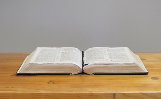 Justiça proibiu a frase “sob a proteção de Deus” e leitura da Bíblia na Câmara de Araçatuba. (Foto: Imagem ilustrativa/Unsplash/Walter Walraven).