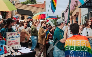 Manifestantes LGBT em frente a cafeteria cristã. (Foto: Reprodução/Facebook/Denver Communists)