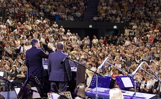 Mais de 19 mil pessoas se reuniram para ouvir o Evangelho pregado por Will Graham. (Foto: Billy Graham Evangelistic Association).