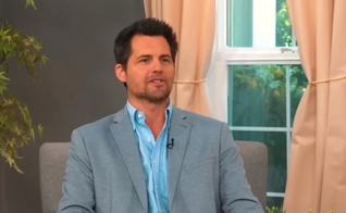 O ator cristão Kristoffer Polaha. (Foto: Reprodução/YouTube/Binge Now)