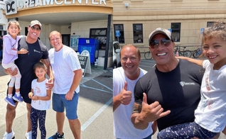 The Rock, suas filhas e o pastor Matthew Barnett. (Foto: Reprodução/Instagram/Matthew Barnett)