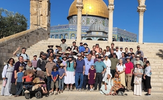 Cristãos reunidos para orar no Monte do Templo. (Foto: Facebook/Shalom Jerusalem Foundation - Yehudah Glick)
