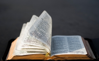 O Partido Comunista Chinês quer implantar distorções bíblicas no país. (Foto: Reprodução/Unsplash/Aaron Burden)