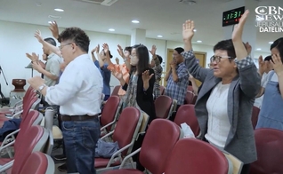 Coreanos em igreja. (Foto: Reprodução/CBN News)