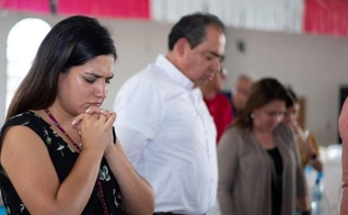 A Bíblia está transformando histórias de jovens no país. (Foto: Reprodução/Bible Society)