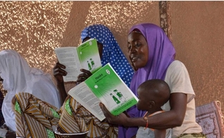 A Palavra de Deus está alcançando a população. (Foto: Reprodução/Paul Kiema/Bible Society)
