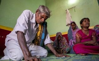 Um homem indiano ora durante um culto cristão em Bangalore, na Índia. (Foto ilustrativa: IMB)