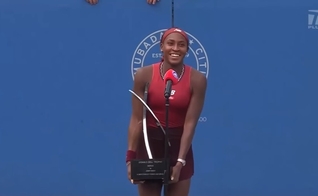 Coco Gauff com o prêmio da vitória. (Foto: Reprodução/YouTube/Sport Girls)