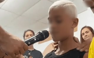 Thiago Menezes Flausino, de 13 anos, foi atingido por cinco tiros na Cidade de Deus. (Foto: Reprodução/Twitter/Favela Caiu no Face).